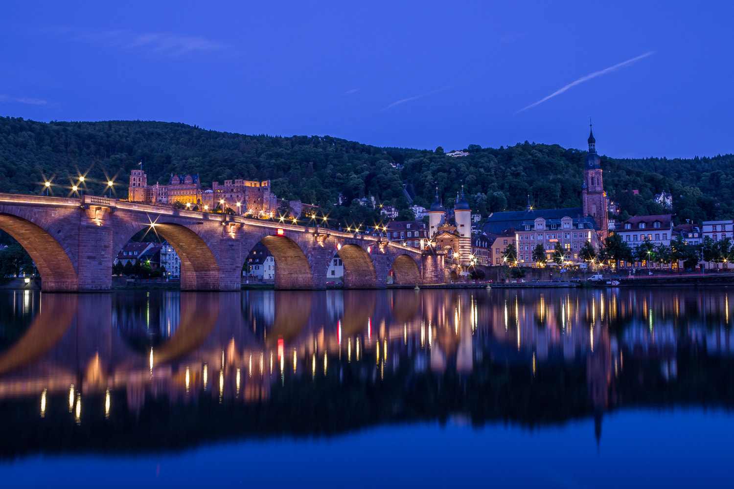 Alte Brücke und Altstadt zur blauen Stunde