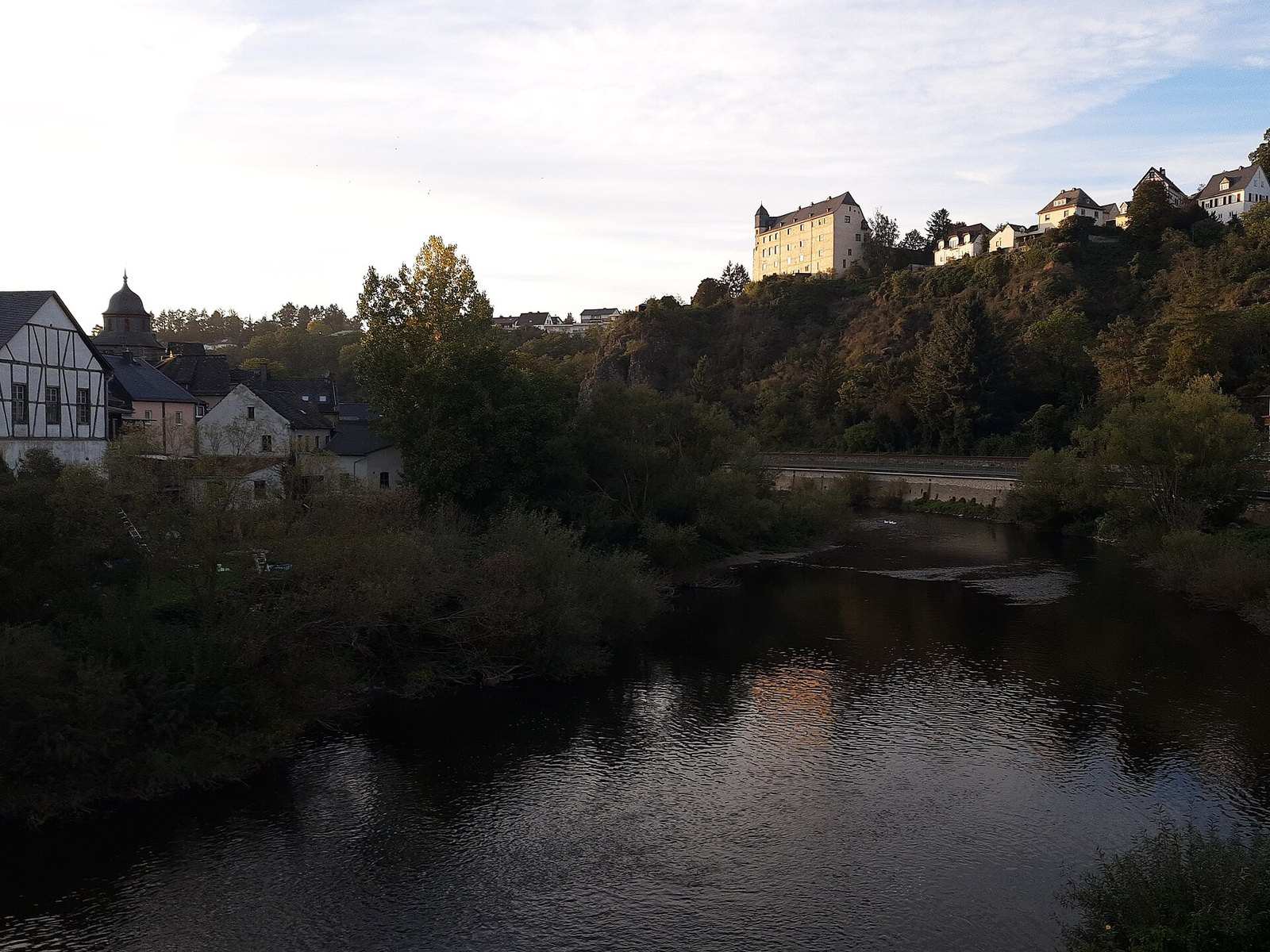 Burg Schadeck über dem Neckar im Abendlicht