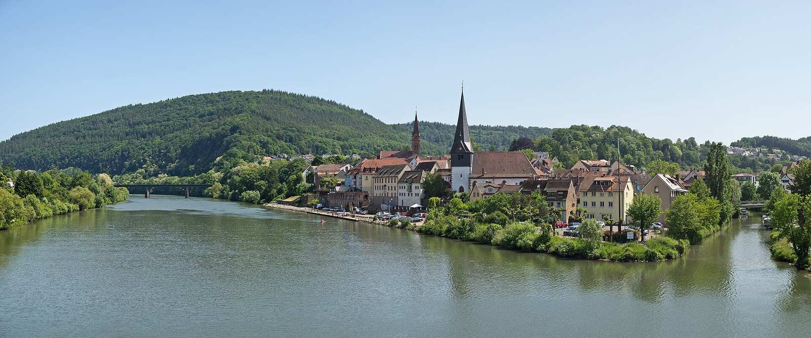 Neckargemünd am Neckar mit Kirchturm und Uferpromenade