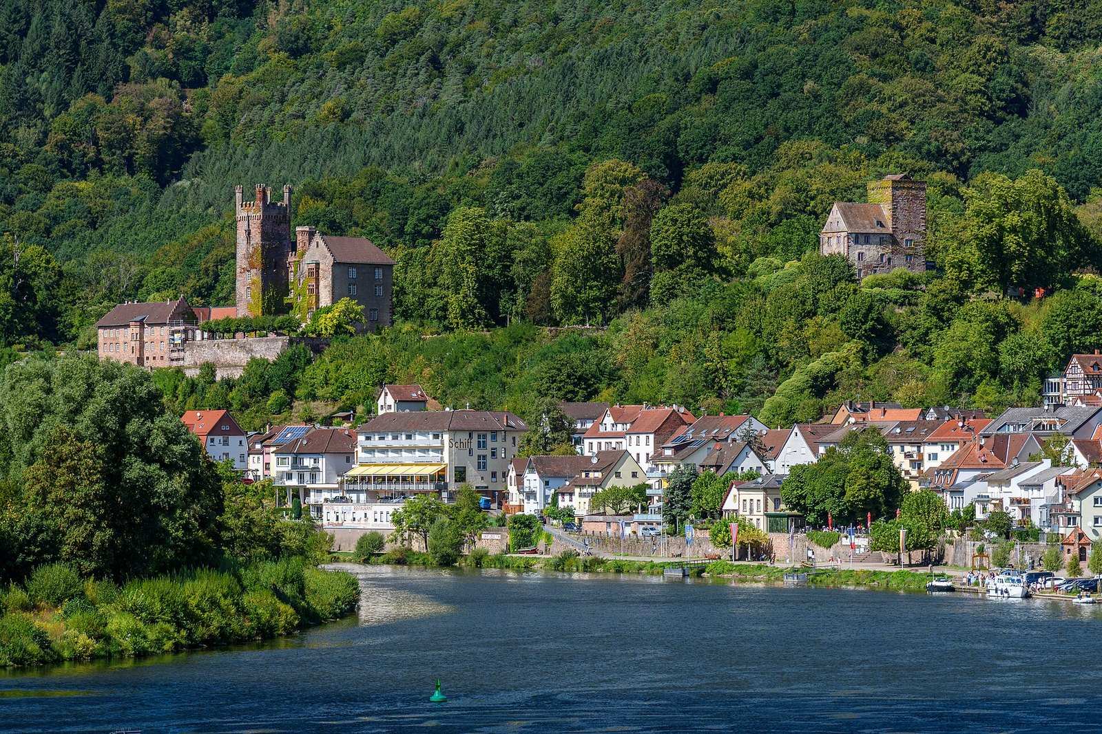 Neckarsteinach mit seinen Burgen über dem Neckartal