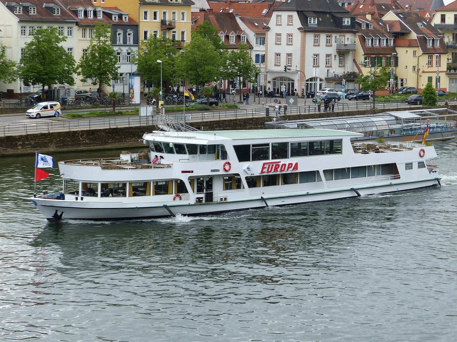 Fahrgastschiff Europa vor der Häuserzeile am Heidelberger Neckarufer