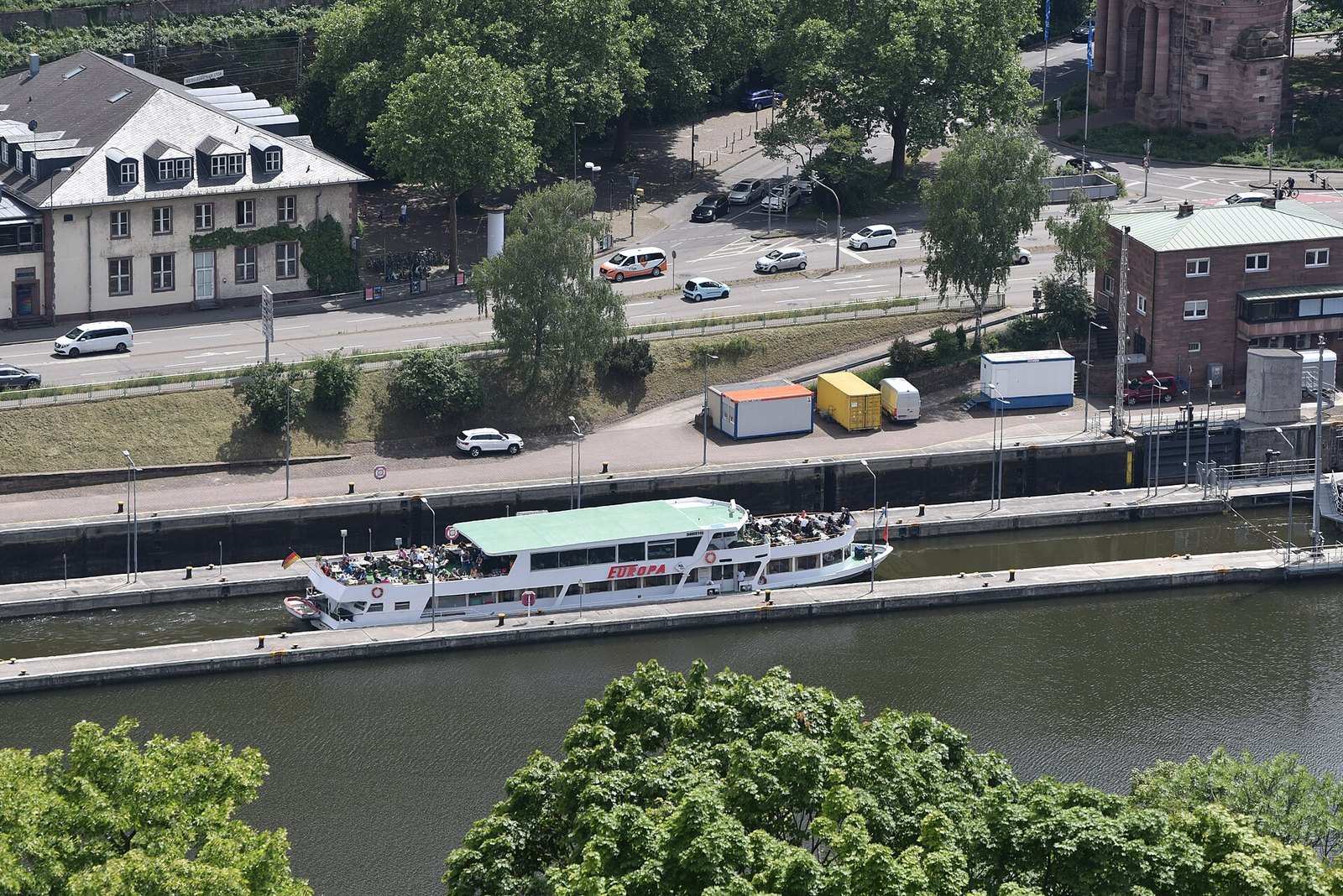 Fahrgastschiff in der Schleuse der Staustufe Heidelberg